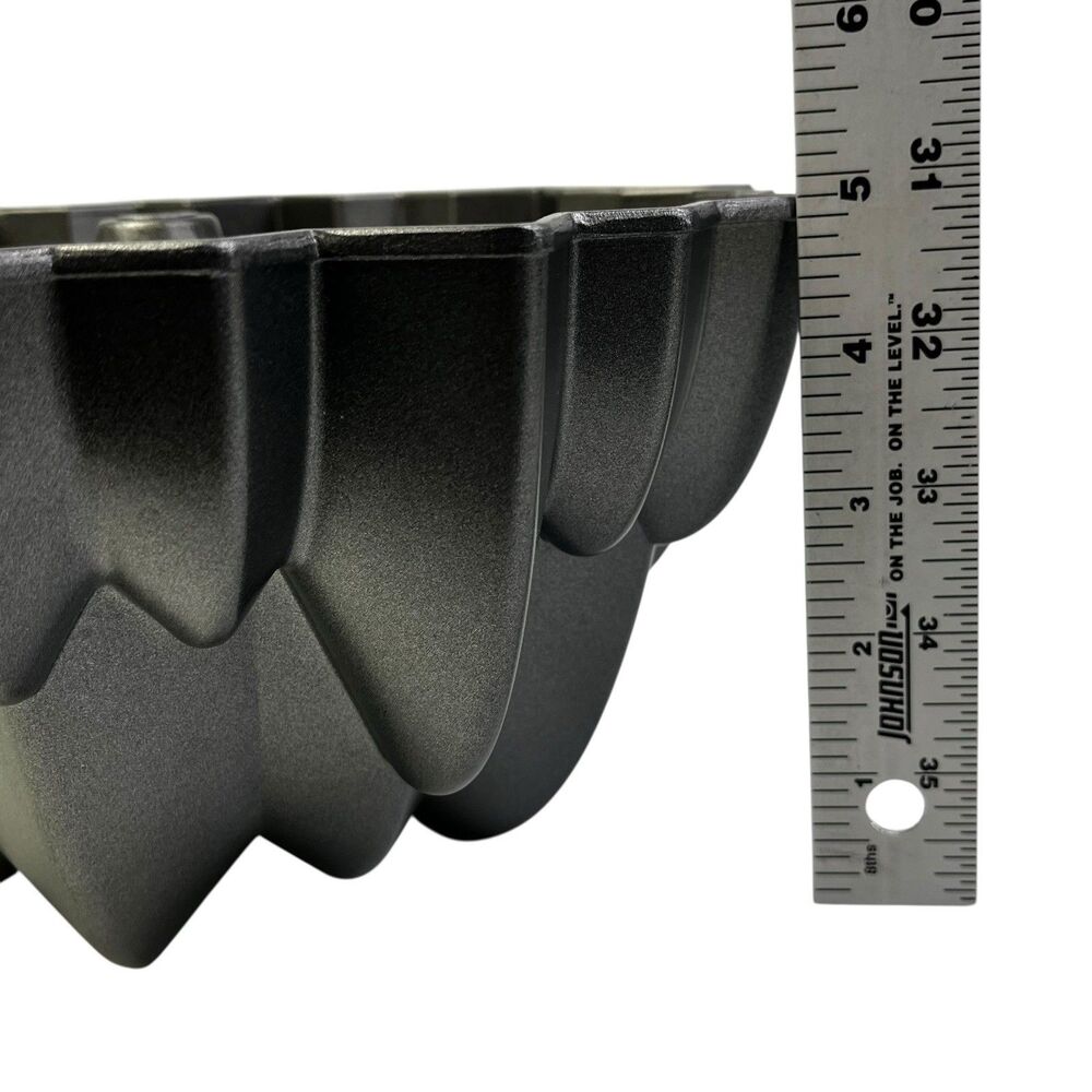 Wilton Dimensions Cascade Bundt Cake Pan Nonstick Heavy Cast Aluminum 10 Cup - Picture 9 of 10